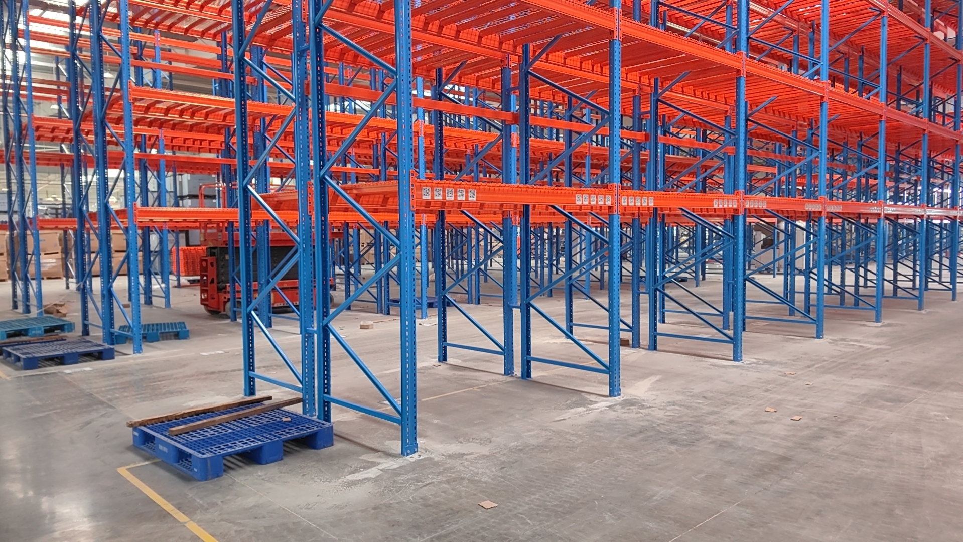 Heavy-duty pallet racking overview in an automotive components warehouse