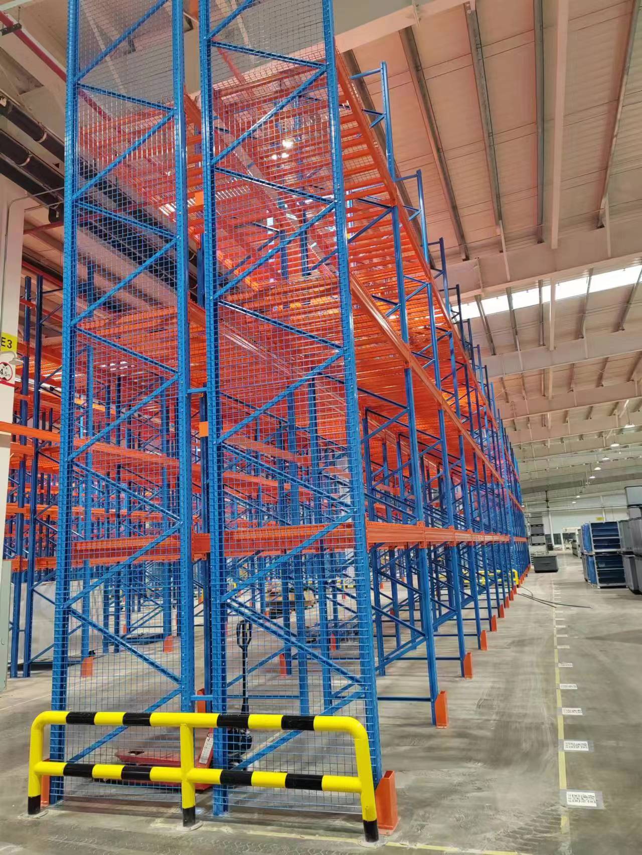 Pallet racking aisle with upright and row-end protection