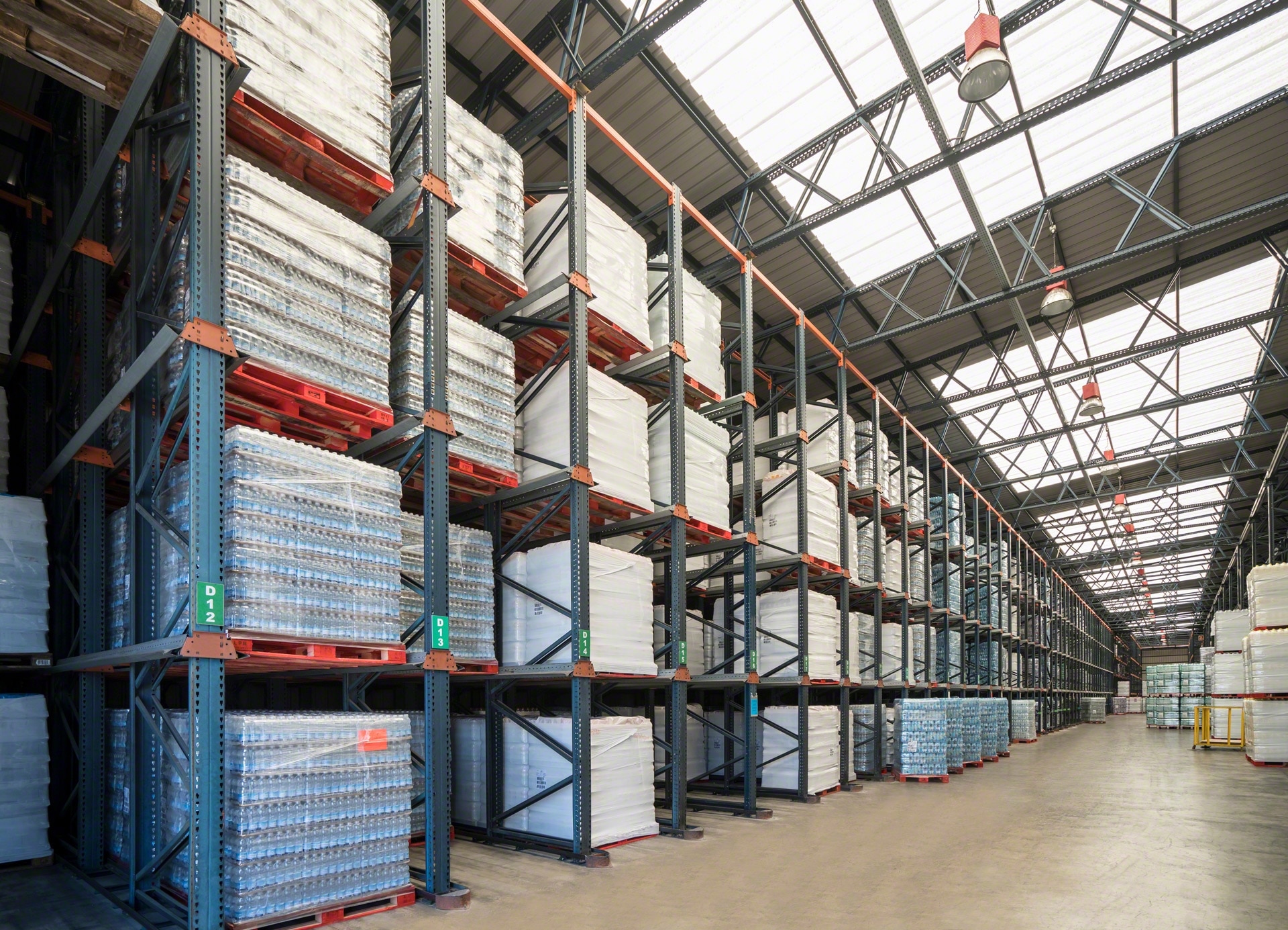 Pallet storage lanes in a high-density racking warehouse